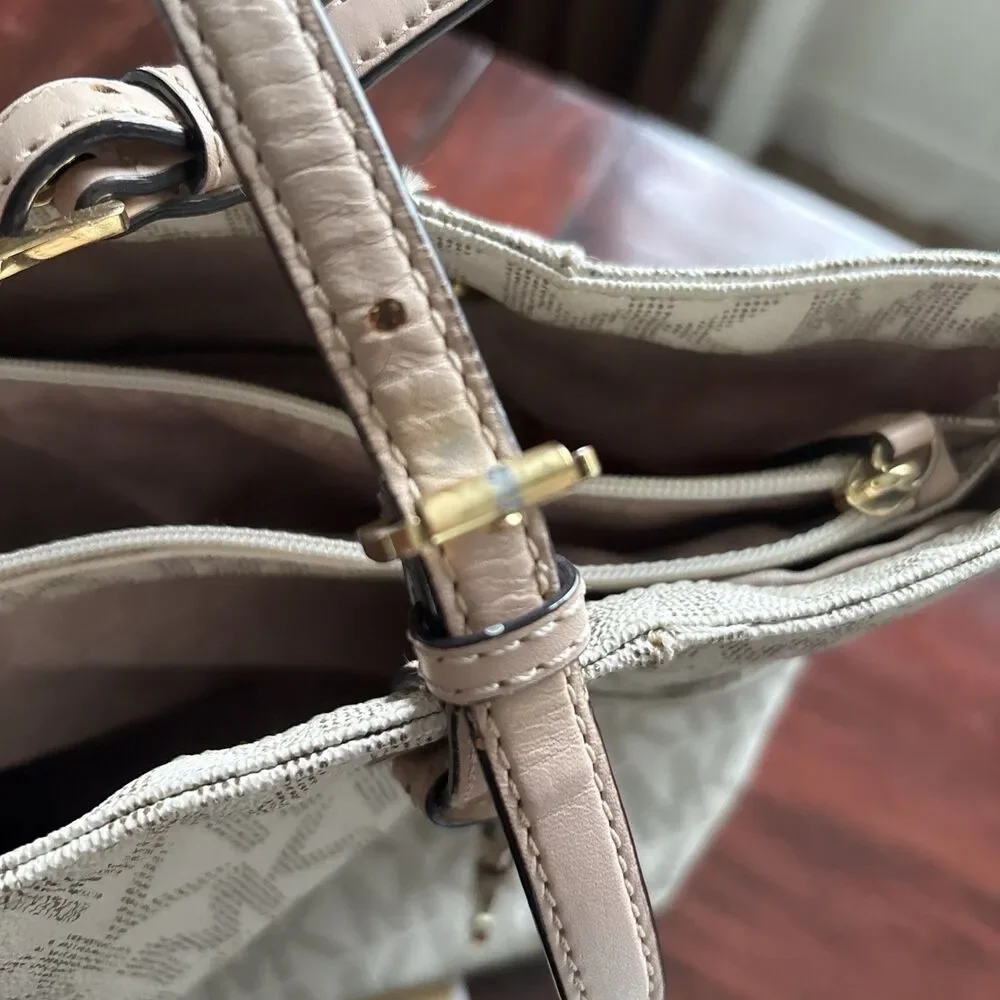 Michael Kors Jet Set Travel Tote Bag Vanilla Signature Monogram Medium